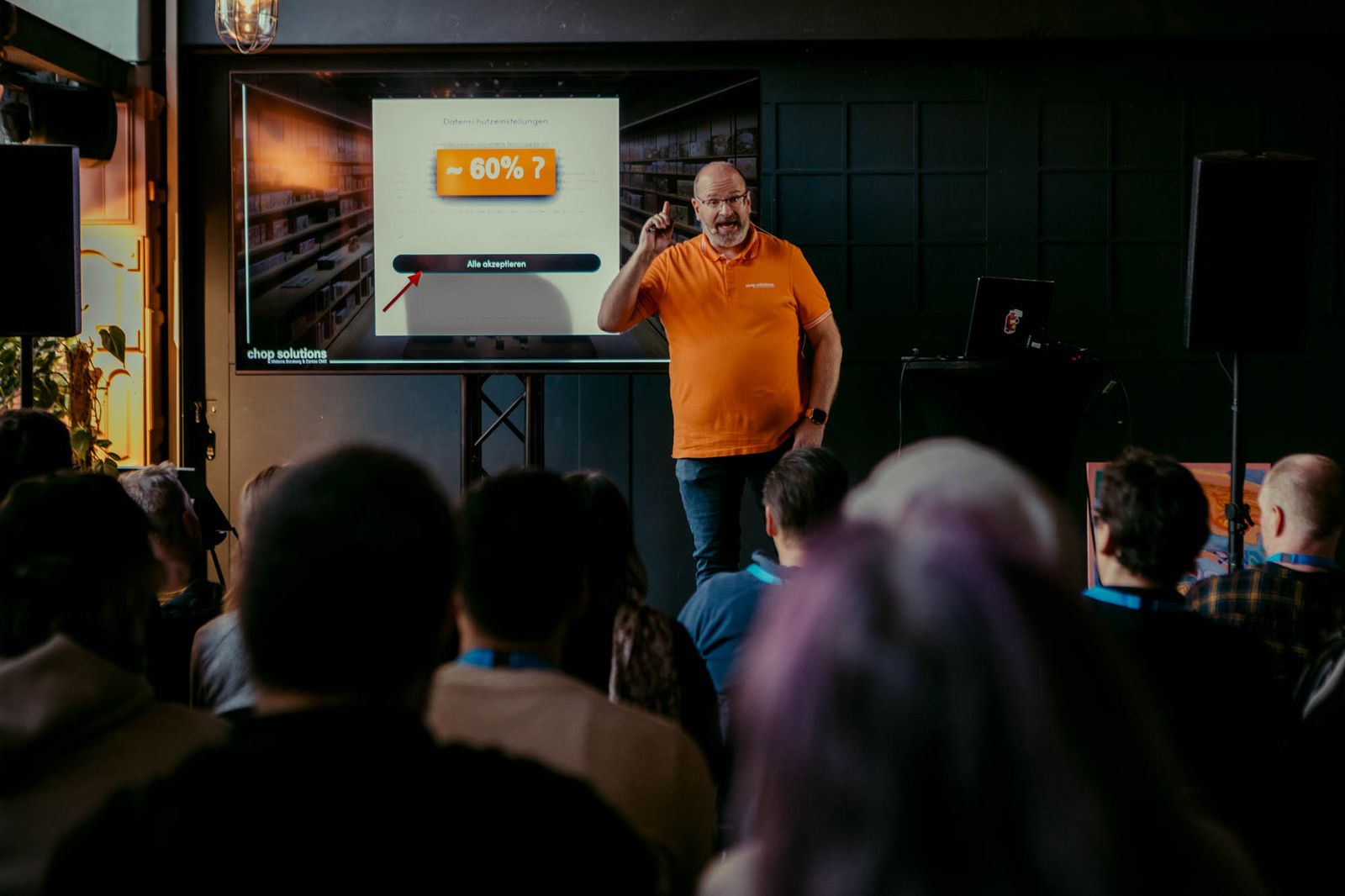 Joachim Nickel beim DrupalCamp Berlin 2024 vor einer Folie zu Datenschutzeinstellungen mit der Frage nach etwa 60 Prozent Zustimmung