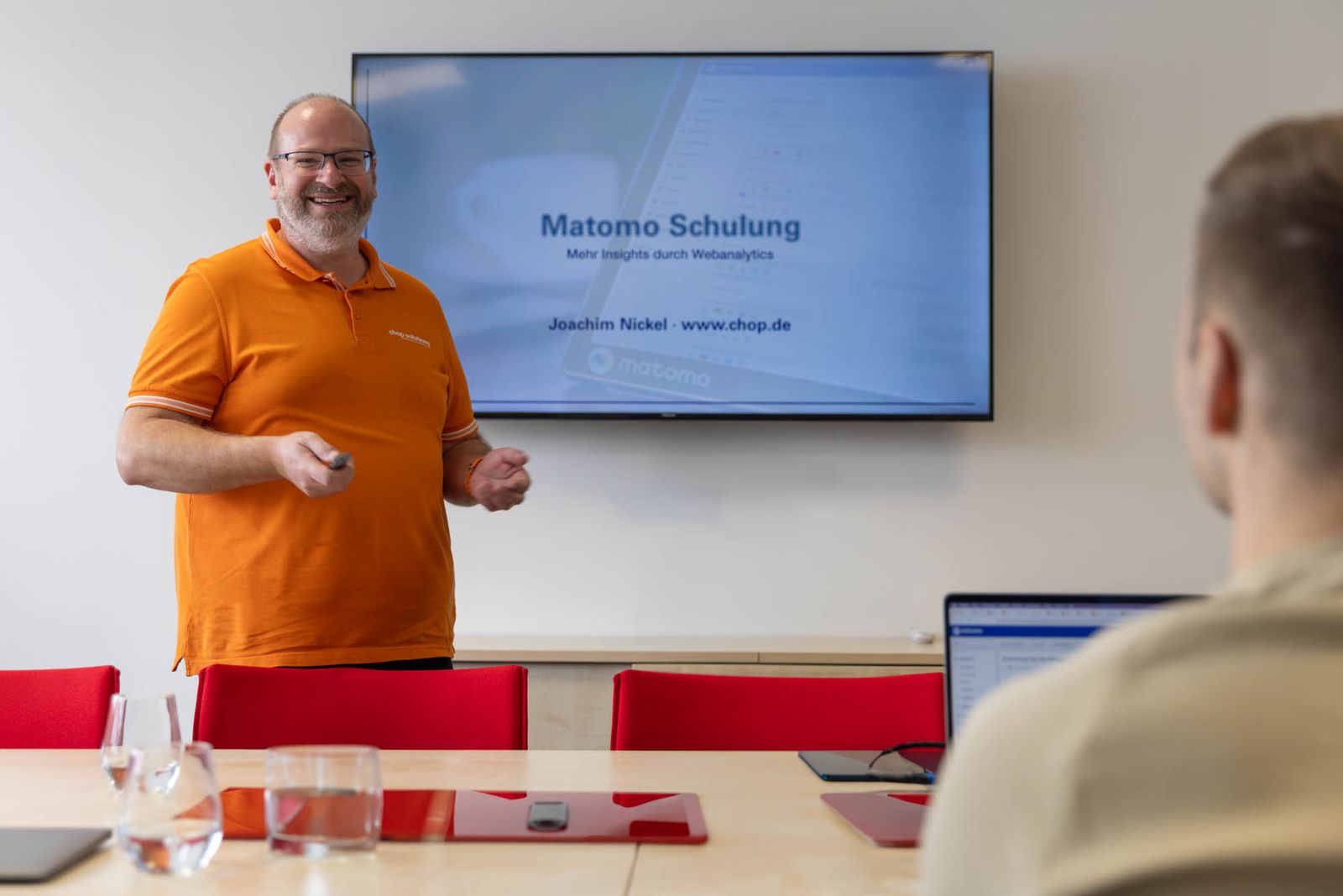 Joachim Nickel leitet eine Matomo-Schulung vor einem Bildschirm mit dem Titel Matomo Schulung